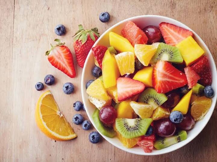 Fruits Combination:कई लोगों की आदत होती है कि वे कई फलों को मिलाकर खाते हैं. लेकिन क्या आप जानते हैं कि कुछ फलों को एक साथ खाने से कई तरह की समस्याएं भी होने लगती हैं.अगर नहीं तो इस आर्टिकल में जानिए