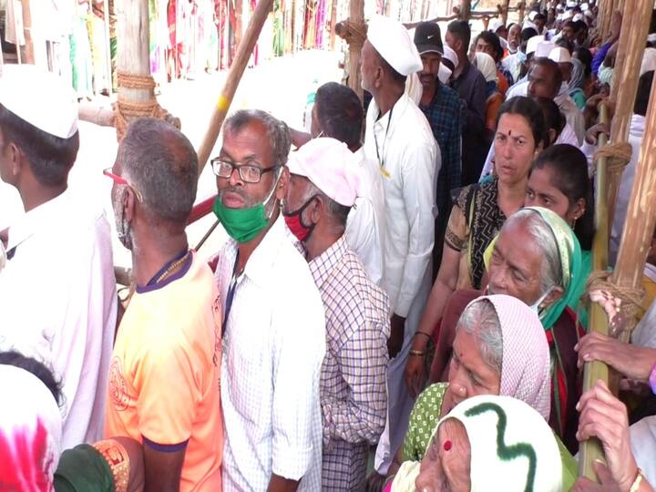 मुखदर्शनाची रांग देखील लांब गेल्याने दुरून दर्शनालाही दोन तासपेक्षा जास्त अवधी लागत आहे.