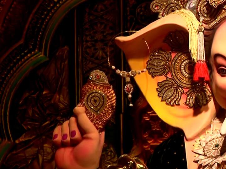 त्याबाबत जनजागृती ही यंदाच्या वर्षी देखाव्यातून सादर केली आहे.