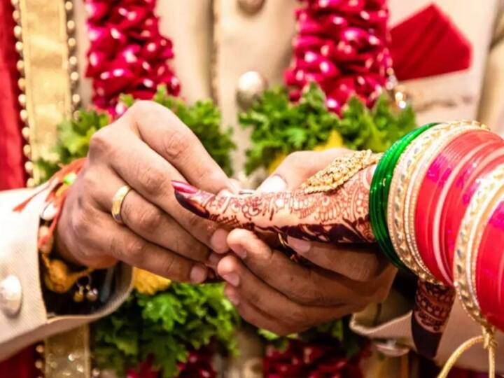 கைக்குழந்தையுடன் வந்த ஆசிரியை; கடைசி நேரத்தில் நின்ற திருமணம் - சினிமாவை போல் மதுரையில் நடந்த சம்பவம் Madurai teacher stops it company employee wedding showing up with baby tnn கைக்குழந்தையுடன் வந்த ஆசிரியை; கடைசி நேரத்தில் நின்ற திருமணம் - சினிமாவை போல் மதுரையில் நடந்த சம்பவம்