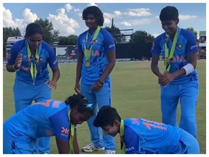 Kala Chashma went viral after winning t20 world cup U19 T20 WC : विश्व कप खिताब जीतने के बाद महिला खिलाड़ियों ने किया 'काला चश्मा' गाने पर डांस, वीडियो हुआ वायरल