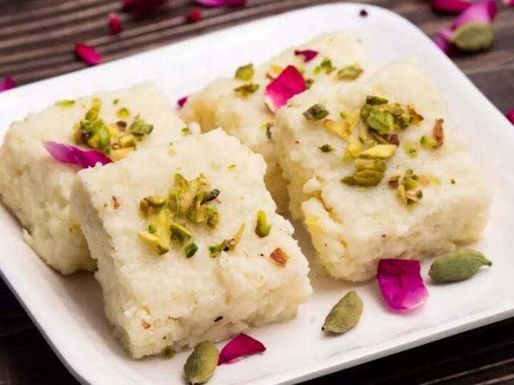 Wanting to eat something sweet, make healthy and tasty paneer barfi at home