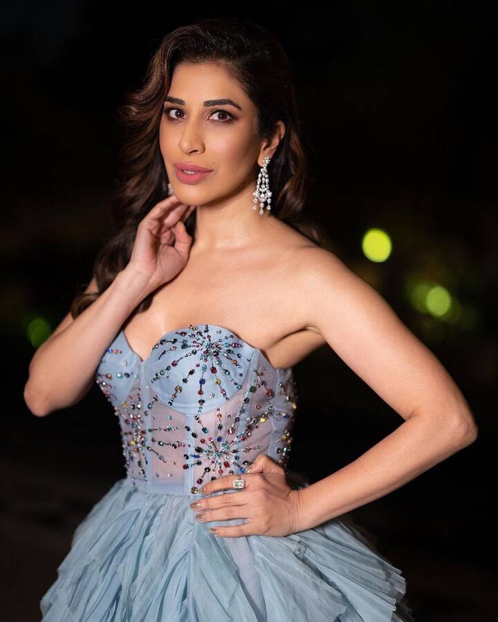 Sophie choudry: એક્ટ્રેસ સૌફી ચૌધરીનો ગાઉનમાં ગોર્જિયસ અંદાજ, ચાહકો બન્યા દિવાના