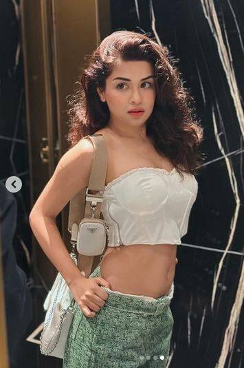 ਹਾਲ ਹੀ 'ਚ ਉਸ ਦਾ ਹੌਟ ਲੁੱਕ ਇੱਕ ਵਾਰ ਫਿਰ ਪ੍ਰਸ਼ੰਸਕਾਂ 'ਚ ਖਲਬਲੀ ਮਚਾ ਰਿਹਾ ਹੈ। ਇਨ੍ਹਾਂ ਤਸਵੀਰਾਂ 'ਚ ਅਵਨੀਤ ਕਾਫੀ ਹੌਟ ਅਤੇ ਸਿਜ਼ਲਿੰਗ ਨਜ਼ਰ ਆ ਰਹੀ ਹੈ।