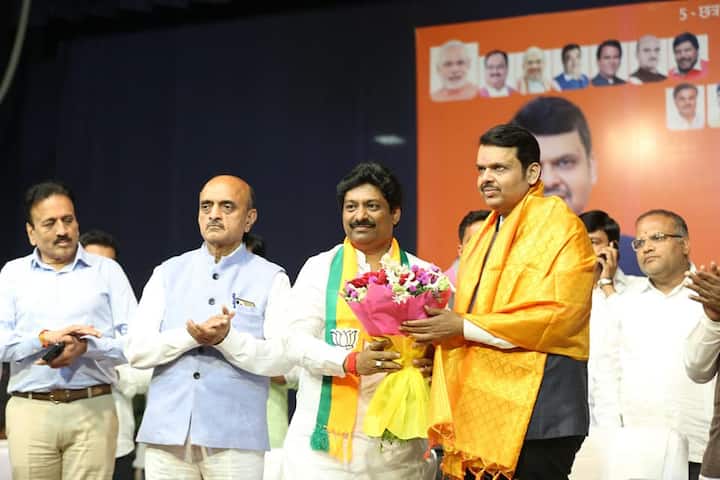 उपमुख्यमंत्री देवेंद्र फडणवीस यांनी देखील किरण पाटील यांच्यासाठी प्रचार सभा घेतली  होती.