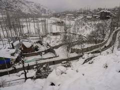 Snow Fall In Jammu Kashmir: कश्मीर में भारी बर्फबारी के चलते श्रीनगर हवाईअड्डे से उड़ानें रद्द, नेशनल हाइवे भी बंद, यहां देखें तस्वीरें
