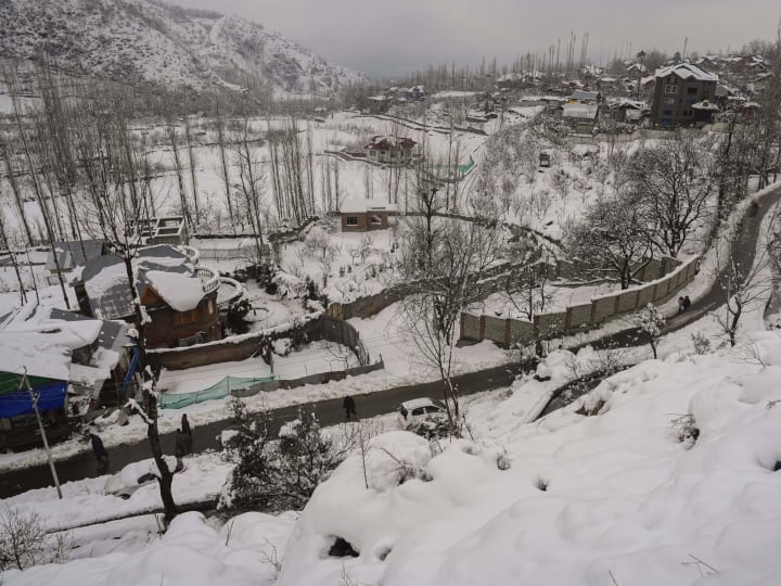 कश्मीर घाटी में सोमवार सुबह भारी बर्फबारी के कारण श्रीनगर हवाईअड्डे से आने-जाने वाली सभी उड़ानें रद्द कर दी गईं और राष्ट्रीय राजमार्ग भी बंद कर दिया गया. इन दिनों पूरी घाटी में भारी बर्फबारी हो रही है.