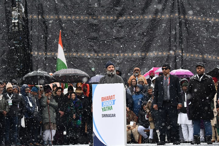 देशाचा पाया असलेली विचारधारा मजबूत करण्यासाठी आम्ही ही यात्रा काढल्याचे राहुल गांधी (Rahul Gandhi) म्हणाले. ते म्हणाले, मला माहीत आहे की जर आपण प्रेमाने उभं राहत सर्वांशी प्रेमानं बोललो तर आपण यशस्वी होऊ. आम्ही त्यांच्या विचारसरणीचा पराभव तर करूच, पण ती त्यांच्या मनातून काढूनही टाकू.