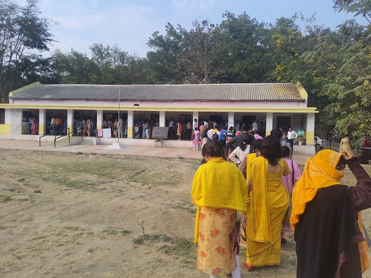 Teachers rush in last hours to vote in Nagpur; Deprived of many latelife votes Teachers Constituency Election : नागपुरात मतदानासाठी शेवटच्या तासात शिक्षकांची धावाधाव; अनेक 'लेटलतिफ' मतदानापासून वंचित?