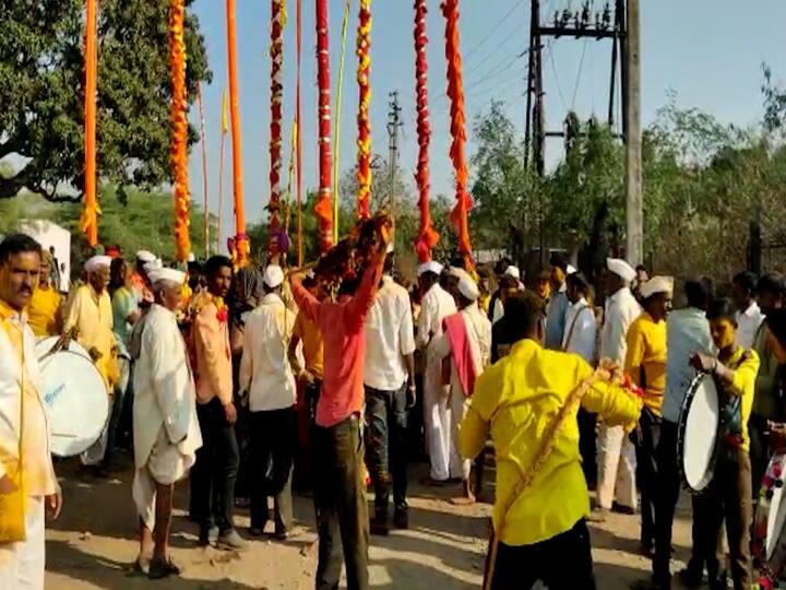 यावेळी निघालेल्या छबिना मिरवणुकीत मानाच्या काठ्या सहभागी झाल्या होत्या.