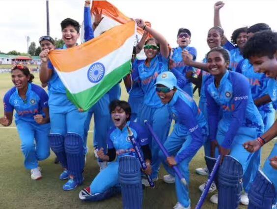 ਭਾਰਤੀ ਟੀਮ ਨੇ ਮਹਿਲਾ ਅੰਡਰ-19 ਟੀ-20 ਵਿਸ਼ਵ ਕੱਪ ਦੇ ਫਾਈਨਲ 'ਚ ਇੰਗਲੈਂਡ ਨੂੰ ਹਰਾ ਕੇ ਖਿਤਾਬ ਜਿੱਤ ਲਿਆ ਹੈ। ਸ਼ੈਫਾਲੀ ਵਰਮਾ ਦੀ ਟੀਮ ਨੂੰ ਫਾਈਨਲ ਜਿੱਤਣ ਲਈ 69 ਦੌੜਾਂ ਦੀ ਲੋੜ ਸੀ। ਭਾਰਤ ਨੇ 3 ਵਿਕਟਾਂ 'ਤੇ 69 ਦੌੜਾਂ ਬਣਾ ਕੇ ਟੀਚਾ ਹਾਸਲ ਕਰ ਲਿਆ।