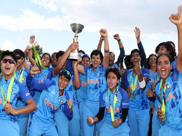 Womens cricket team celebrates after under 19 World Cup win dances to kala chashma watch Shaifali verma other players video viral U-19 Women’s WC: என்னா டான்ஸ்..! உலகக்கோப்பை வென்ற உற்சாகம்.. மைதானத்திலேயே ஆடிப்பாடிய இந்திய மகளிர் அணி..!