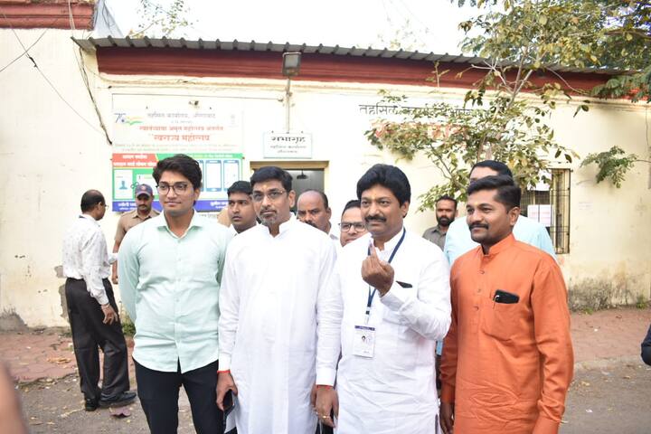 मराठवाडा शिक्षक मतदारसंघासाठी 14 उमेदवार रिंगणात आहे.