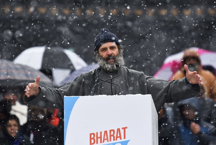 मी फोन घेतला आणि फोनवर बोललो तेव्हा माझ्या आईसोबत काम करणारी बाई जोरात ओरडली, राहुल... आजीला गोळी लागली आहे.'' याबाबत बोलताना ते पुढे म्हणाल, ''मी हे जे बोलत आहे, ते पंतप्रधान नरेंद्र मोदी आणि अमित शाह यांना समजणार नाही. पण काश्मीरचे लोक, आर्मी आणि सीआरपीएफचे लोक ते समजू शकतात. पुलवामामध्ये शहीद झालेल्या जवानांच्या मुलांना काय वाटत असेल. येथे काश्मिरी लोक मारले जातात, तेव्हा काय वाटत असेल, हे मला आणि माझी बहिणीला चांगलं समजतं.''