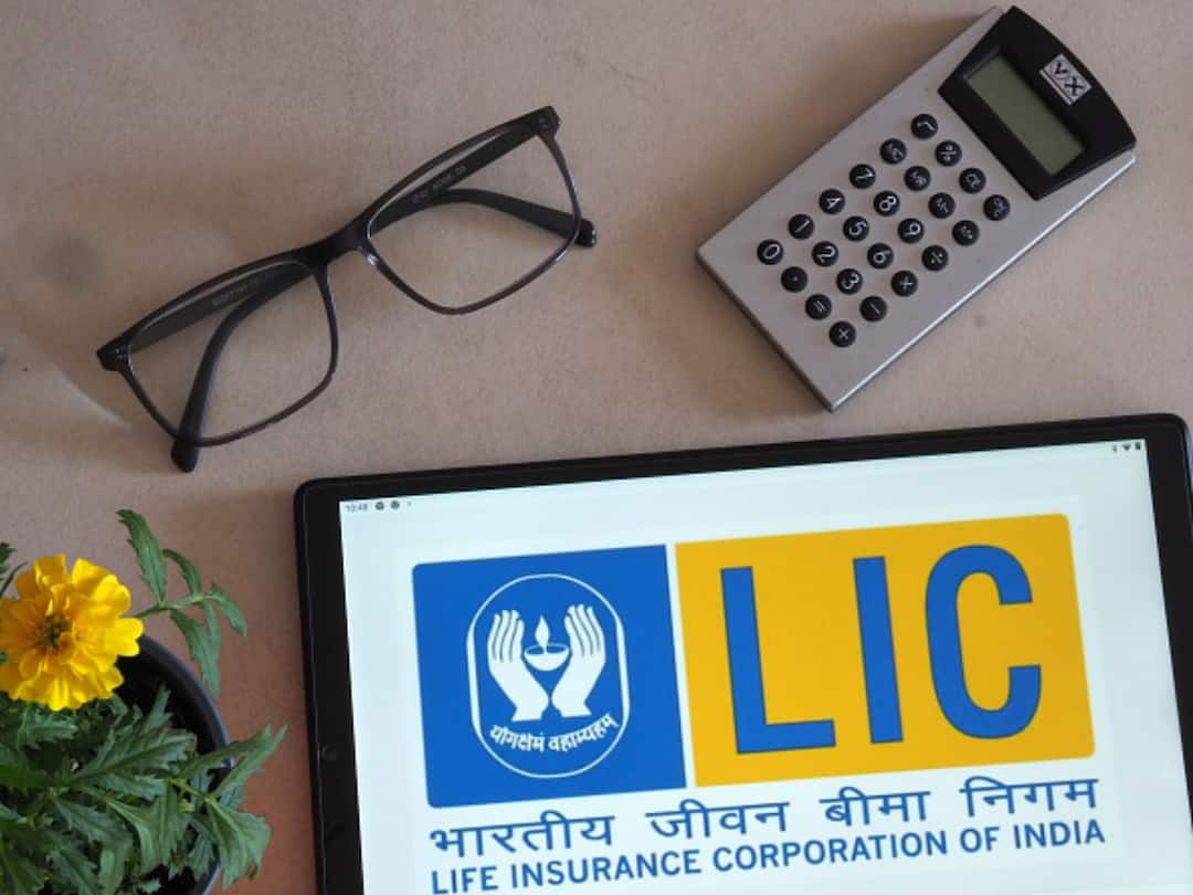 LIC Clarifies On Equity Exposure In Adani Group, Owns Less Than 1 Per Cent Of Total AUM LIC Clarifies On Equity Exposure In Adani Group, Owns Less Than 1 Per Cent Of Total AUM
