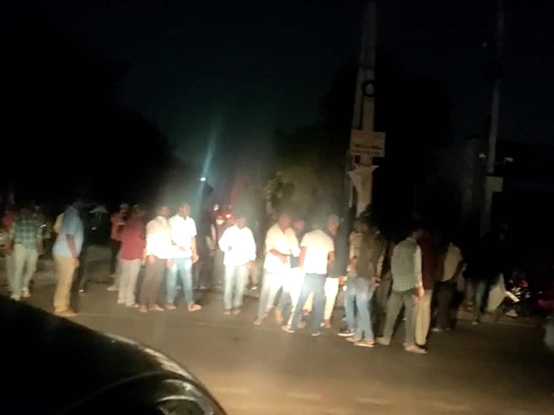 Peerzadiguda: అర్ధరాత్రి పేకాటరాయుళ్ల హంగామా, మీడియాపై దాడి! తలుపులు మూసేసి, కరెంటు తీసేసి రచ్చ Peerzadiguda Deputy Mayor responds over Midnight commotion in Medipally Peerzadiguda: అర్ధరాత్రి పేకాటరాయుళ్ల హంగామా, మీడియాపై దాడి! తలుపులు మూసేసి, కరెంటు తీసేసి రచ్చ