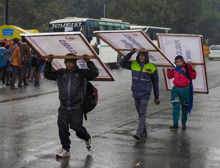 IMD Weather Forecast: देश की राजधानी दिल्ली के लोगों को अभी ठंड से राहत नहीं मिली है. रविवार को राजधानी के कई जगहों पर बारिश हुई, जिसके बाद सर्दी और बढ़ गई है.