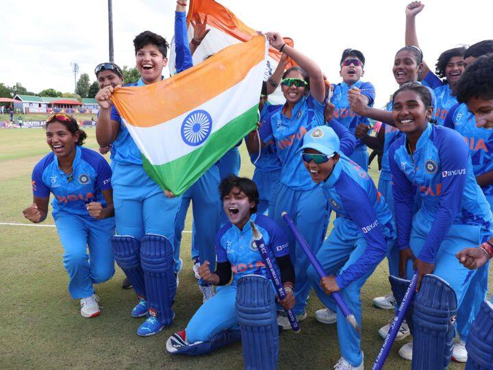 U19 womens team India players dance on Katrina Kaif kala chashma after u19 t20 World Cup watch video here अंडर 19 टी20 वर्ल्ड कप जीतने के बाद कैटरीना कैफ के इस गाने पर नाचीं टीम इंडिया, वीडियो हुआ वायरल