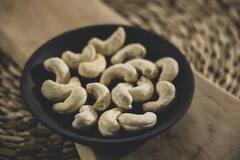 Cashew : भारतातील 'या' शहरांत कांद्या-बटाट्याच्या दरात विकतात काजू