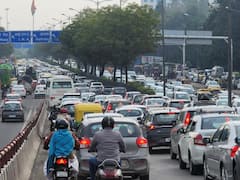 Delhi Traffic Update: दिल्ली की सड़कों पर नजर आ रहा हैवी ट्रैफिक, वाटर लॉगिंग ने बढ़ाई लोगों की परेशानी