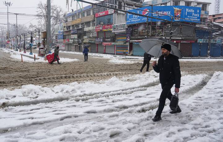 ভারী তুষারপাতের কারণে শ্রীনগর বিমানবন্দর থেকে বিমান ওঠানামা ব্যাহত হয়েছে। বিমানবন্দর সূত্রে জানানো হয়েছে, টানা তুষারপাতের কারণে ওই সময় দৃশ্যমানতা কমে ২০০ মিটার হয়ে গিয়েছিল।