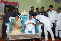 Solapur News:  शरद पवारांची कार्यकर्त्याच्या मुलीच्या लग्नाला सप्त्नीक उपस्थिती