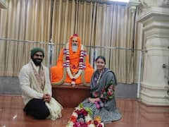 ऋषिकेश के दयानंद आश्रम पहुंचे विराट कोहली-अनुष्का शर्मा, गंगा घाट पर की आरती