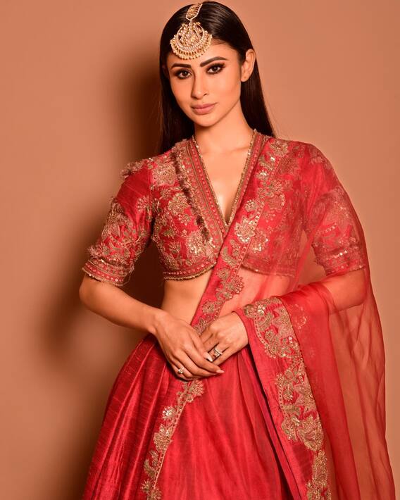 Mouni Roy: ఎరుపు రంగు లెహెంగాలో లేడీ విలన్