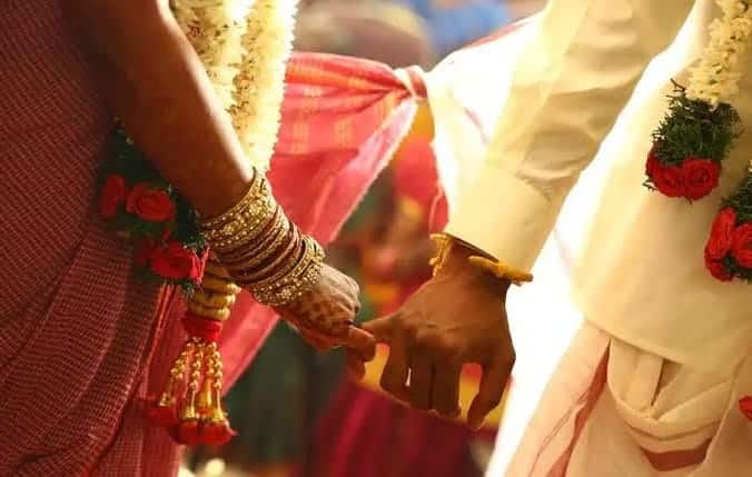 दो शादी करने के पीछे एक पुरानी पंरपरा बताई जाती है. बताया जाता है कि गांव में एक शादी करने वाले मर्द की पत्नी गर्भधारण नहीं करती है. अगर पहली पत्नी गर्भ धारण भी कर लेती है तो सिर्फ बेटी का जन्म होता है. इस वजह से यहां के मर्द दूसरी शादी करते हैं.