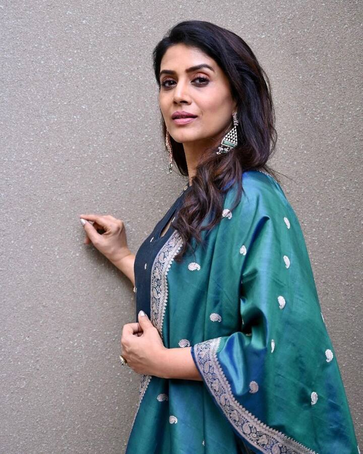 ‘धारावी बँक’ ही तिची वेबसीरिज मध्यंतरी बरीच चर्चेत होती. (फोटो सौजन्य : sonalikul/इंस्टाग्राम) सोनालीनं तिच्या ट्रेडिशनल लूकमधील काही फोटो शेअर केले आहेत. (फोटो सौजन्य : sonalikul/इंस्टाग्राम)