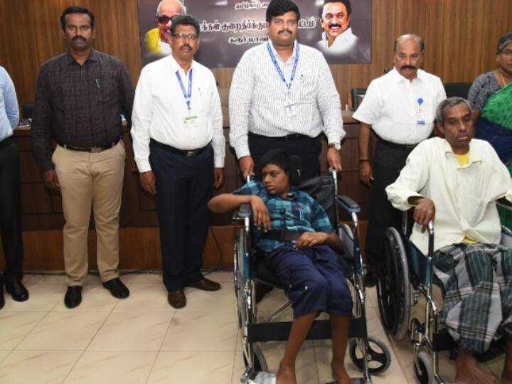 karur: 65 petitions were received from differently abled persons TNN கரூரில் மாற்றுத்திறனாளிகள் இடத்திற்கு சென்று மனு பெற்ற  ஆட்சியர்