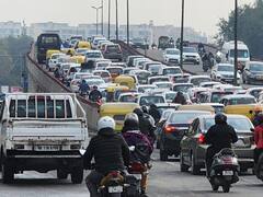 Delhi Traffic Update: दिल्ली की सड़कों पर नजर आ रहा हैवी ट्रैफिक, वाटर लॉगिंग ने बढ़ाई लोगों की परेशानी