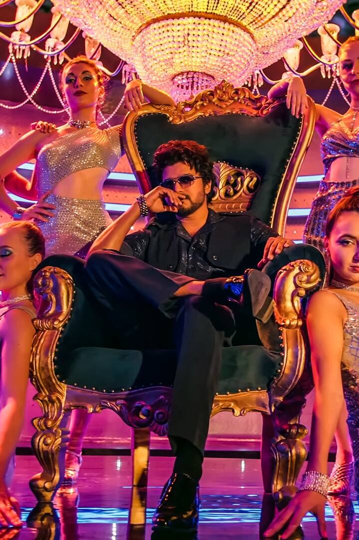 இப்பாடலில், விஜய்யின் ஆடைவடிவமைப்பை கண்டு பலரும் வாயை பிளந்து வருகின்றனர்