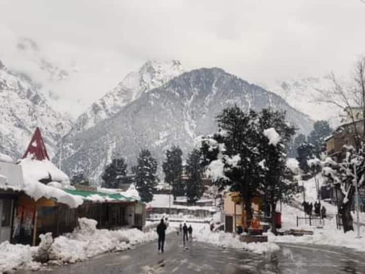 किन्नौर में बर्फबारी की वजह से के बाद पहाड़ गुलजार हो उठे हैं. प्रशासन ने प्राथमिकता पर सड़कों को बहाल करने का काम पूरा कर लिया है. माइनस डिग्री तापमान में लोग बर्फबारी का मजा भी ले रहे हैं. (फोटो क्रेडिट- अंकुश डोभाल)