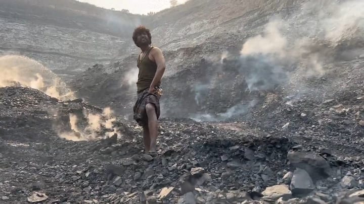 புஷ்பா இயக்குநராகிய சுகுமாரின், துணை இயக்குநர் ஸ்ரீகாந்த் ஒடேலா, இப்படத்தை இயக்கியுள்ளார்