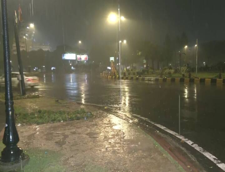IMD से मिली जानकारी के मुताबिक, सोमवार को भी राष्ट्रीय राजधानी के कई हिस्सों में बारिश होने की संभावना है.