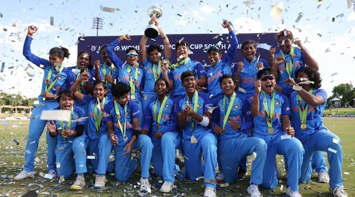 Indian Women Cricket Team: ભારતીય મહિલા ખેલાડીઓએ ઈંગ્લેન્ડ સામેની ફાઈનલ જીત્યા બાદ જોરદાર ઉજવણી કરી હતી. હવે સોશિયલ મીડિયા પર સેલિબ્રેશનનો ફોટો ઝડપથી વાયરલ થઈ રહ્યો છે.