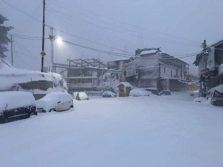 हिमाचल प्रदेश (Himachal Pradesh) के पहाड़ बर्फबारी से फिर गुलजार हो उठे हैं. सैलानी पहाड़ों का दीदार करने के लिए दूर-दूर से हिमाचल का रुख कर रहे हैं. बर्फ से ढके पहाड़ हर किसी को आकर्षित कर रहे हैं.