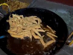 Nandurbar News: गुलाबी थंडीत नंदुरबारमध्ये रंगला भजी महोत्सव; वेगवेगळ्या तीस प्रकारच्या भजीवर खवय्यांनी मारला ताव