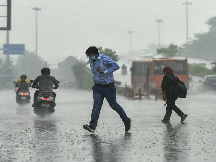 The Meteorological Department has said that a low pressure zone has formed over the Southeast Bay of Bengal and adjoining areas due to which there is a possibility of heavy rain in Tamil Nadu on February 1. TN Rain Alert: உருவானது காற்றழுத்த தாழ்வு மண்டலம்.. தமிழ்நாட்டில் கன மழைக்கு வாய்ப்பு.. இன்றைய வானிலை நிலவரம்..