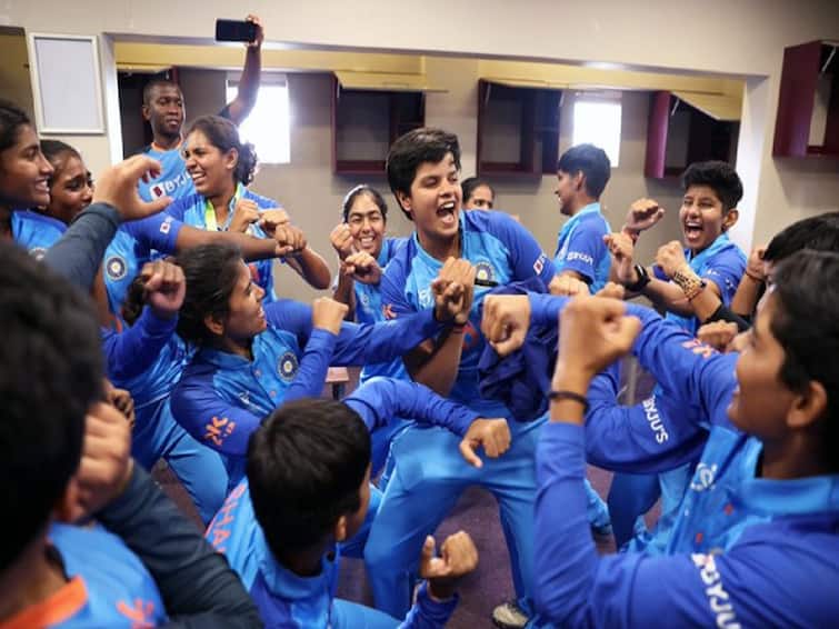 Womens cricket team celebrates after under 19 World Cup win dances to kala chashma watch Shaifali verma other players video viral U-19 Women’s WC: కప్ గెలిచిన ఆనందంలో భారత అమ్మాయిల 'కాలా చష్మా' డ్యాన్స్- వీడియో వైరల్