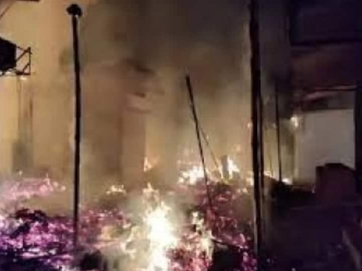 Dhanbad Market fire Kumardhubi Market fire broke out in Kumardhubi market of Dhanbad in early hours of Monday Jharkhand Dhanbad News: धनबाद में एक और बड़ा अग्निकांड, इस फेमस मार्केट में आग लगने से 19 दुकानें खाक