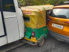 In Pics: दिल्ली में बच्चों को लेकर जा रही चार स्कूल बसें हुईं हादसे का शिकार, 25 छात्र सहित 29 घायल