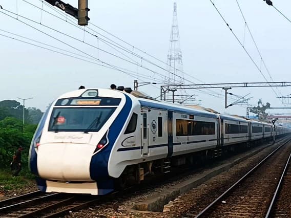 vande bharat express train to run in mumbai shridi solapur route pm modi to inaugurate Vande Bharat Express: मुंबई को मिलेगी दो और वंदे भारत एक्सप्रेस की सौगात,  शिरडी और सोलापुर का सफर होगा आसान