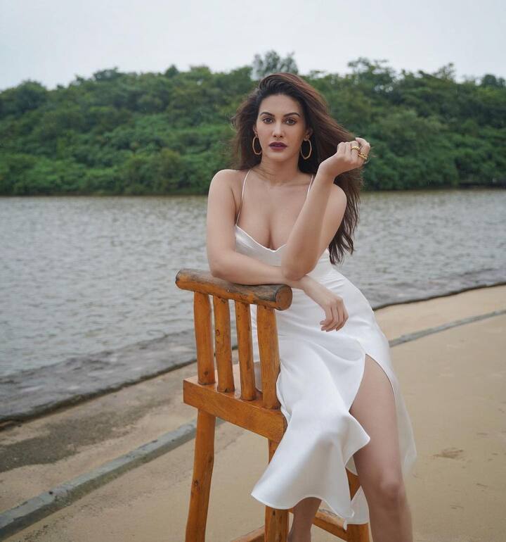 यानंतर ती 'डोंगरी टू दुबई' आणि 'बॉम्बे मेरी जान' या वेब सीरिजमध्येही दिसणार आहे.(फोटो सौजन्य : amyradastur93/इंस्टाग्राम )