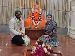 Photos: ऋषिकेश पहुंचे टीम इंडिया के खिलाड़ी विराट कोहली और अनुष्का शर्मा, बेटी वामिका के साथ की 'गंगा आरती'