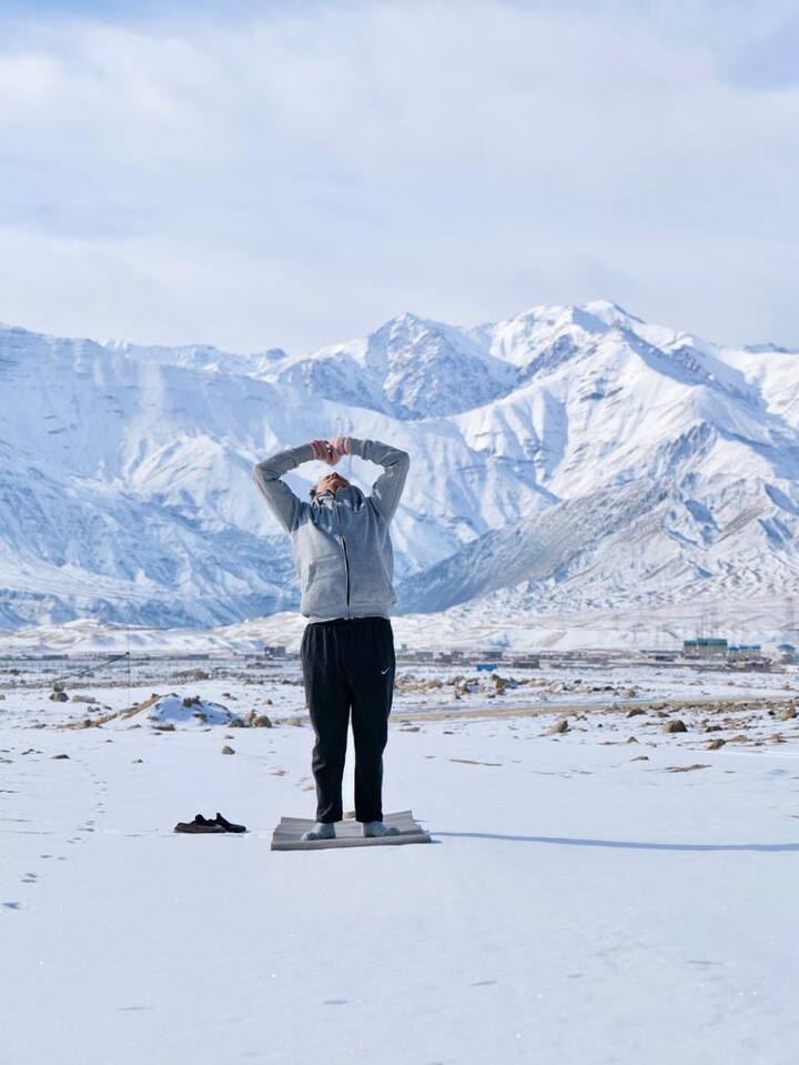 গৃহবন্দি করে রাখার অভিযোগ লাদাখের পরিবেশ আন্দোলনকর্মী এবং সমাজসেবক সোনম ওয়াংচুককে। তাঁরই তৈরি করা প্রতিষ্ঠানে গৃহবন্দি রাখার অভিযোগ তুললেন সোনম। পাশাপাশি তাঁকে একটি বন্ড সই করতেও বলা হয়েছে বলে একটি ভিডিও বার্তায় জানিয়েছেন সোনম। একাধিক শর্তও আরোপ করা হয়েছে বলে দাবি তাঁর।