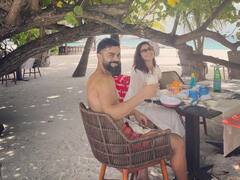 Photos: ऋषिकेश पहुंचे टीम इंडिया के खिलाड़ी विराट कोहली और अनुष्का शर्मा, बेटी वामिका के साथ की 'गंगा आरती'