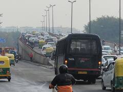 Delhi Traffic Update: दिल्ली की सड़कों पर नजर आ रहा हैवी ट्रैफिक, वाटर लॉगिंग ने बढ़ाई लोगों की परेशानी