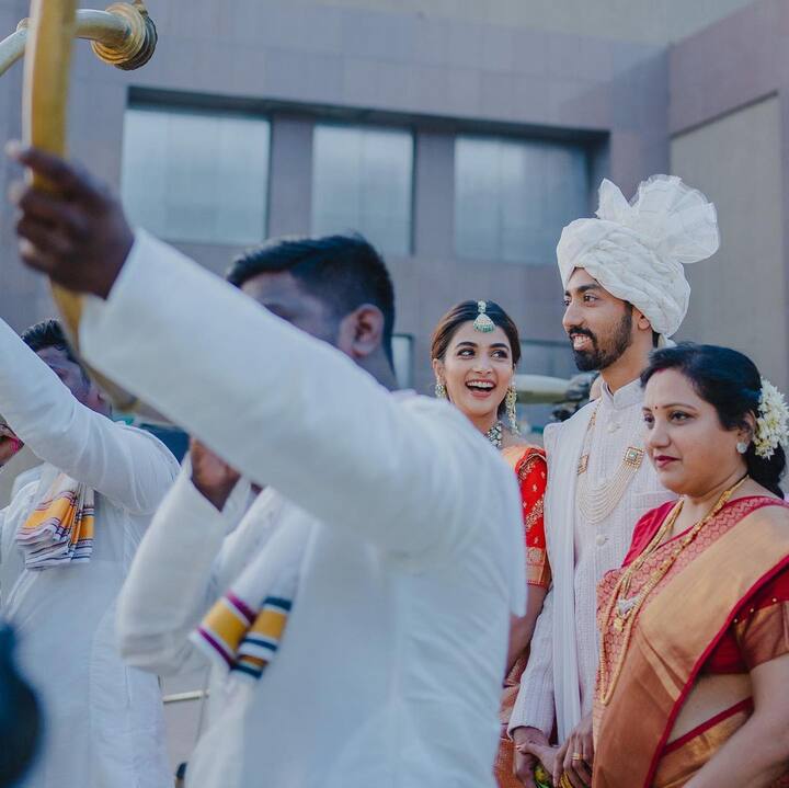 శివాని అనే అమ్మాయితో రిషభ్ కి వివాహం జరిగింది. ఈ సందర్భంగా తన వదినని కుటుంబంలోకి ఆహ్వానిస్తూ స్వాగతం పలికింది.  Image Credit: Pooja Hegde/Instagram